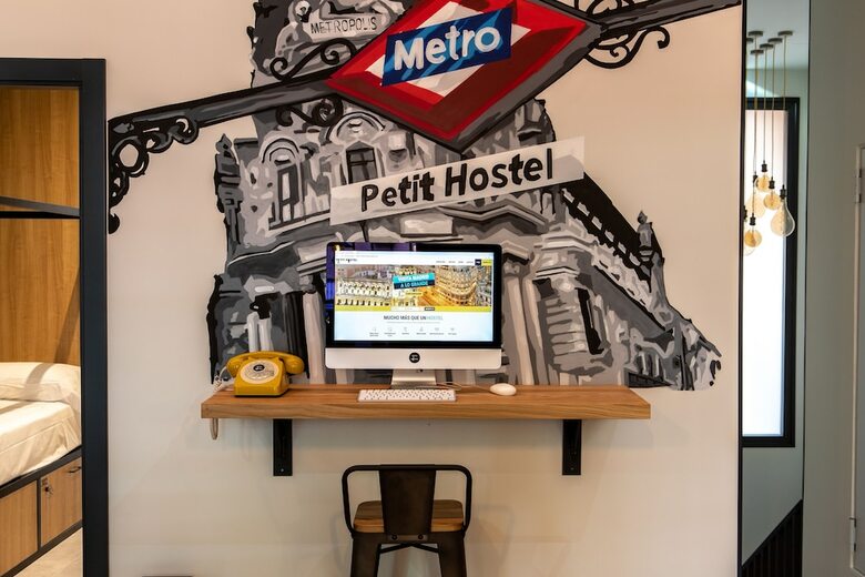 Hostal Petit Hostel
