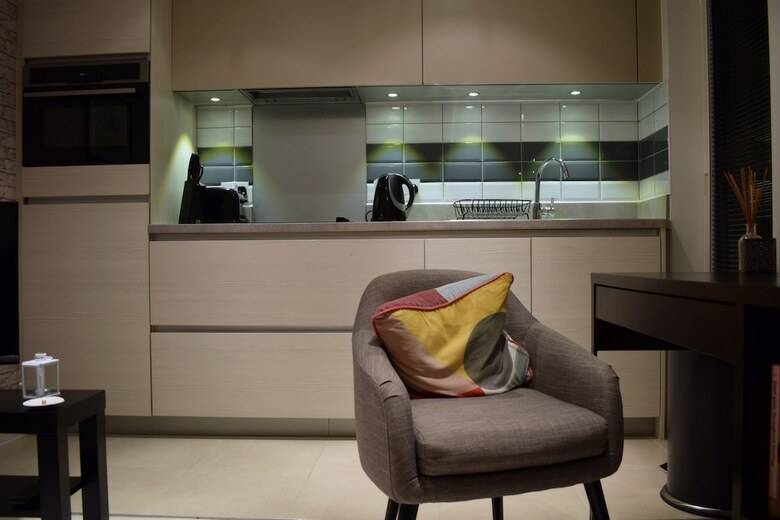 Modern 1 Bedroom Apartment With Balcony