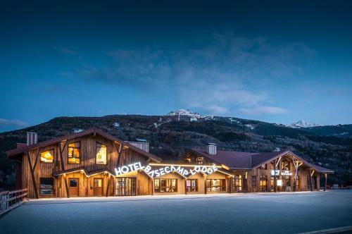Hotel Base Camp Lodge