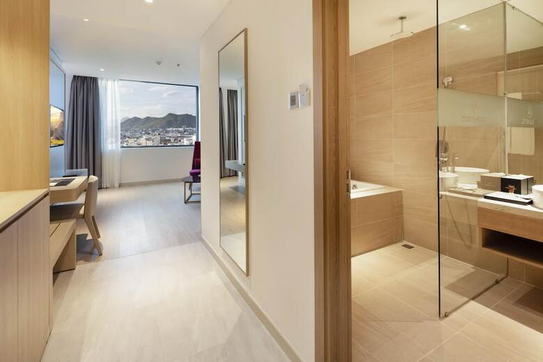 Dqua Hotel And Apartment