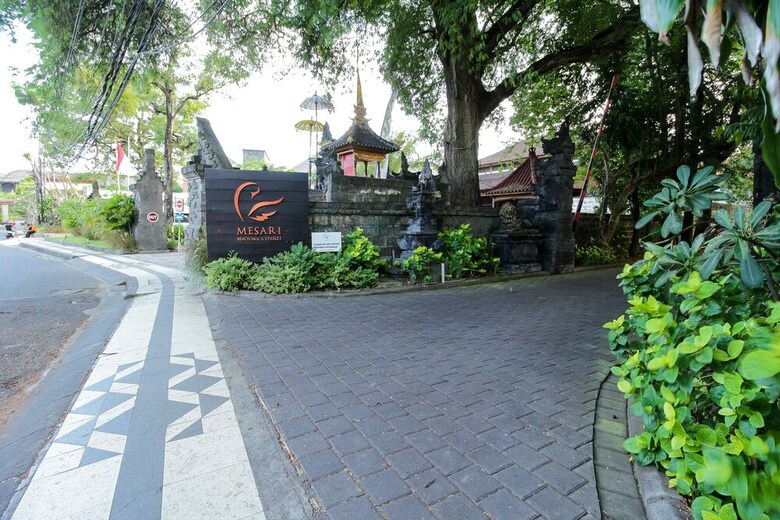 Hotel Oyo 817 Mesari Beach Inn