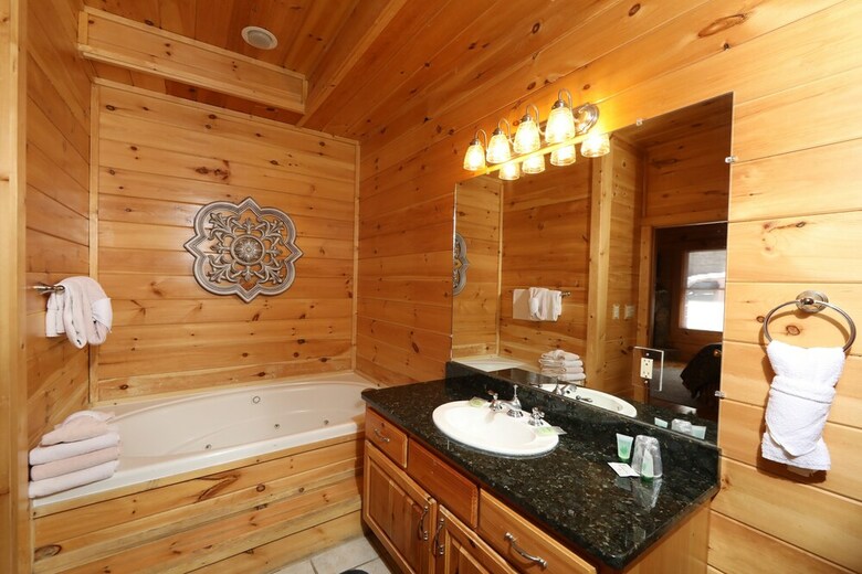 Majestic Mountain Pool Lodge - Seven Bedroom Cabin