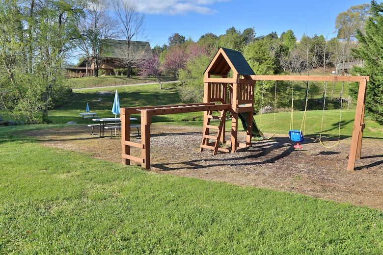 Bear Heaven - Two Bedroom Cabin