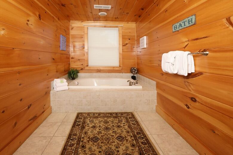 Majestic Manor - Five Bedroom Cabin