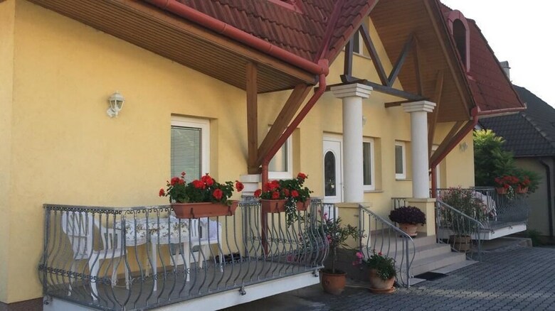 L�na Apartman