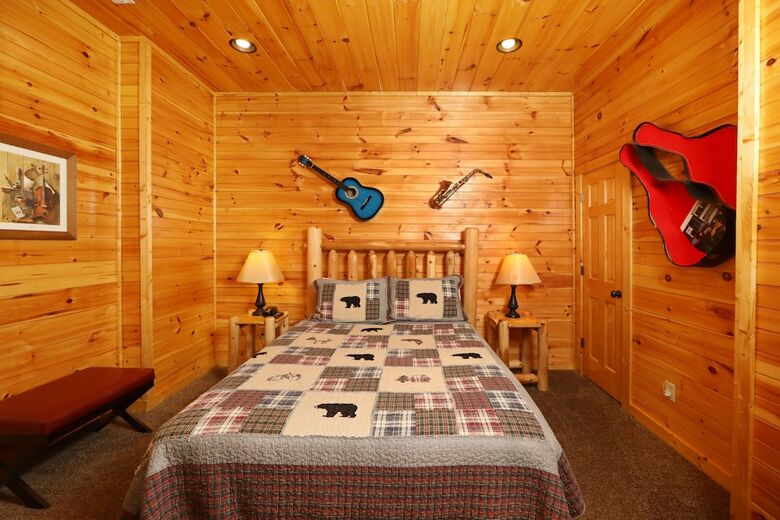 Smoky Bear Manor - Five Bedroom Cabin