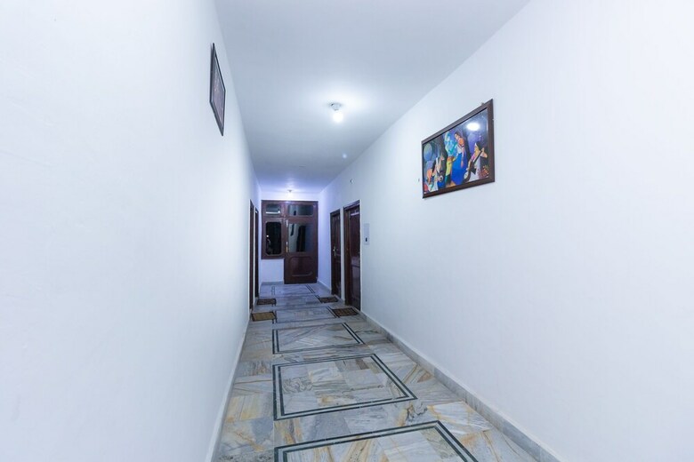 Oyo 8951 Hotel Royal Regency