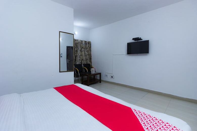 Oyo 8951 Hotel Royal Regency