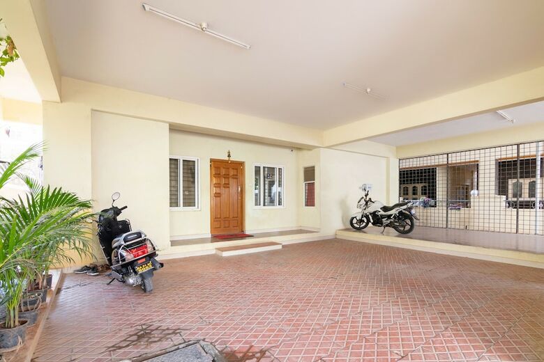 Hotel Oyo 22900 Sri Sai Suites
