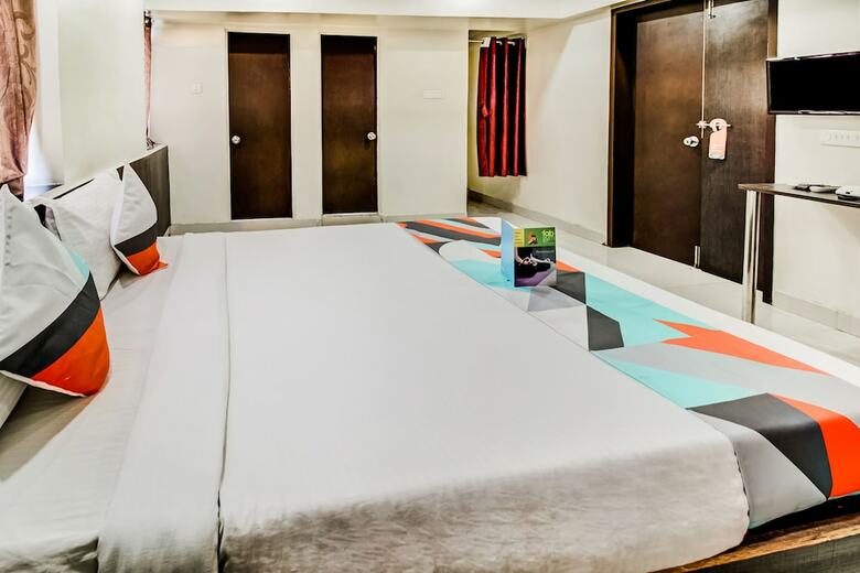 Fabhotel Royal Inn