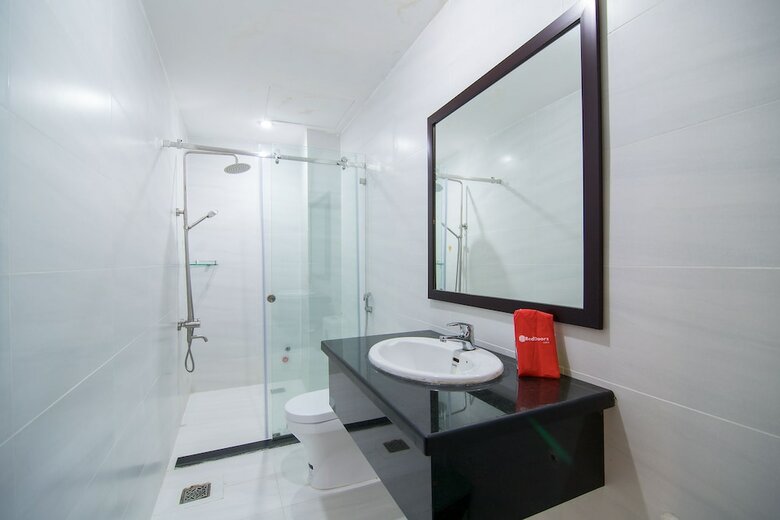 Reddoorz Plus Near Tan Dinh Market