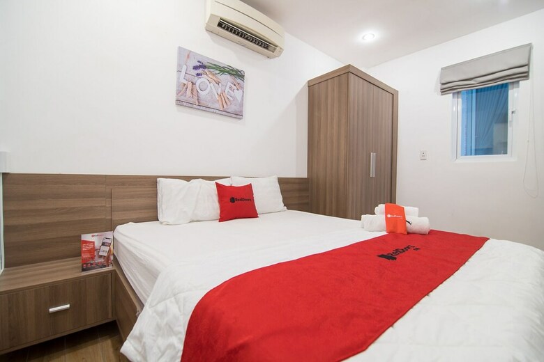 Reddoorz Plus Near Tan Dinh Market