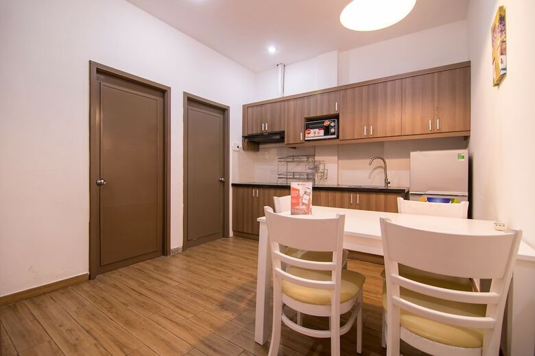 Reddoorz Plus Near Tan Dinh Market