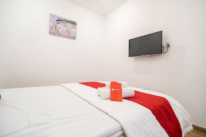 Reddoorz Plus Near Tan Dinh Market