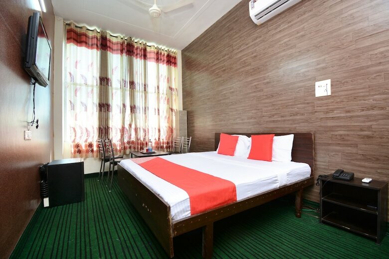 Hotel Oyo 28393 Diamond Plaza