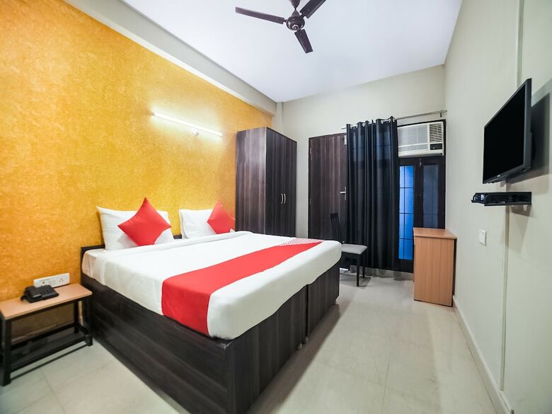 Hotel Oyo Flagship 30196 Noida Sector 5