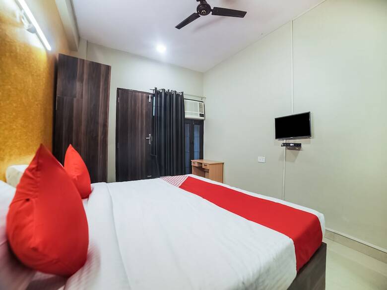 Hotel Oyo Flagship 30196 Noida Sector 5