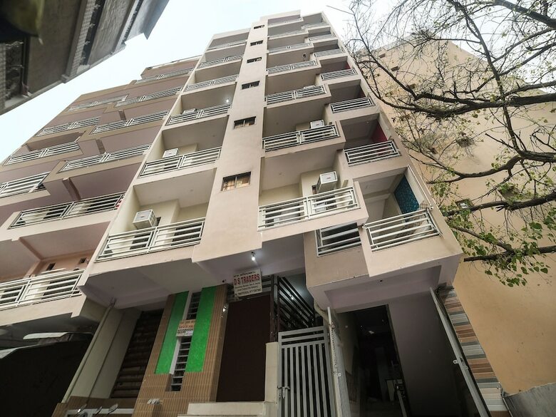 Hotel Oyo Flagship 30196 Noida Sector 5