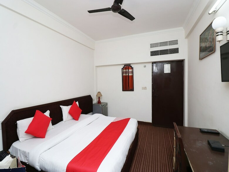 Oyo 29566 Hotel Mid Town