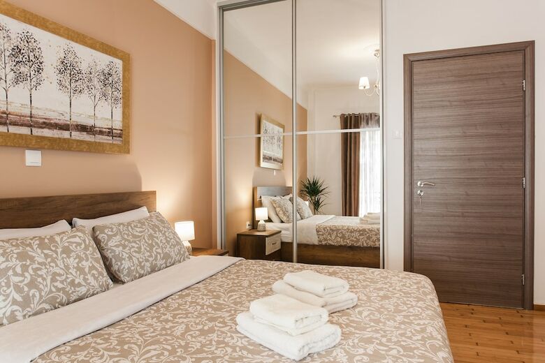 Nicholas Point Apartments And Rooms