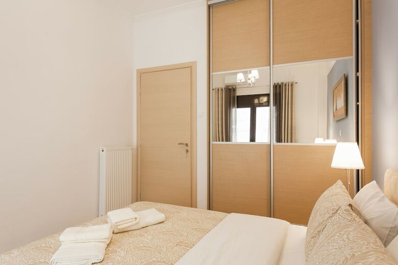 Nicholas Point Apartments And Rooms