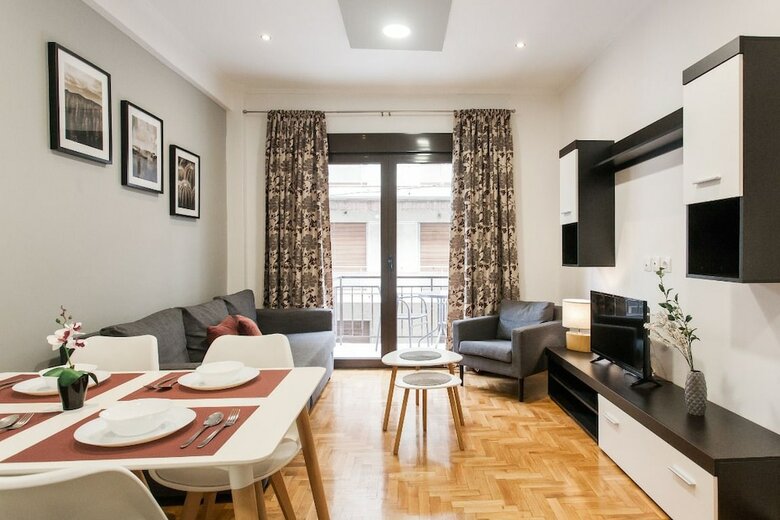 Nicholas Point Apartments And Rooms