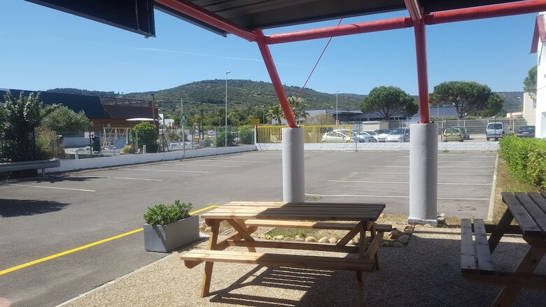 Hotel Thania