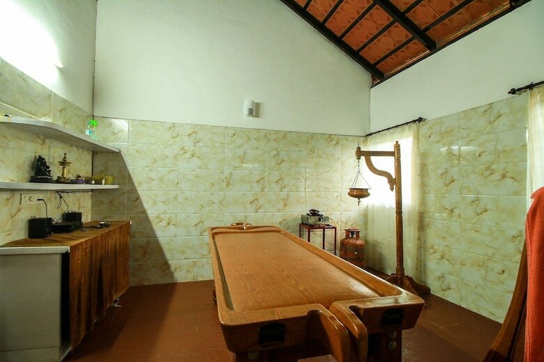 Hotel Palette - Karapuzha Resort Village