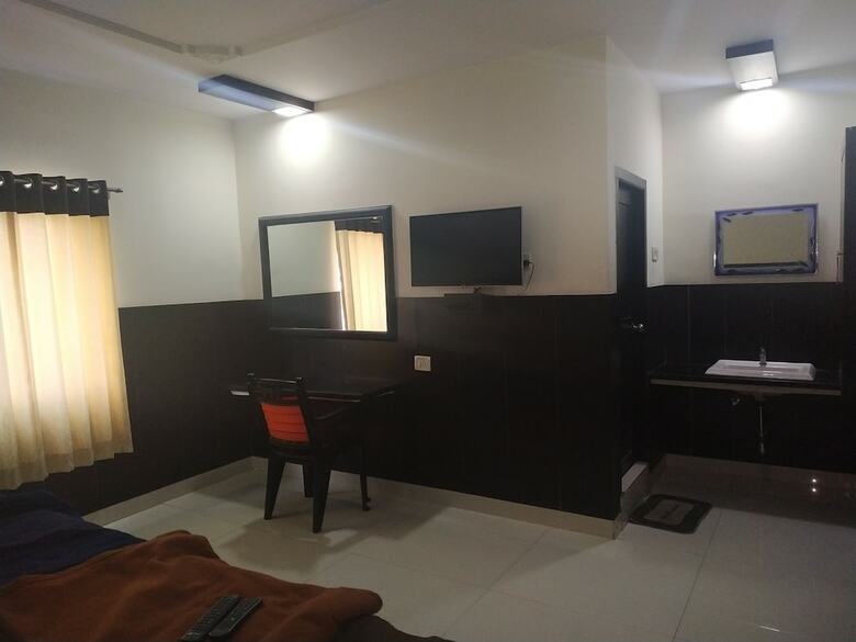 Iroomz Hotel Adhikar