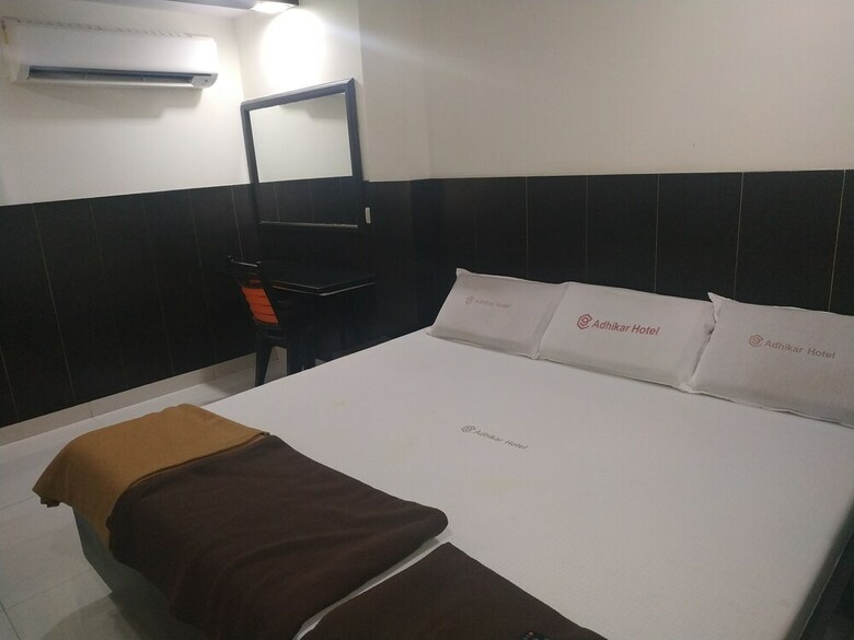 Iroomz Hotel Adhikar