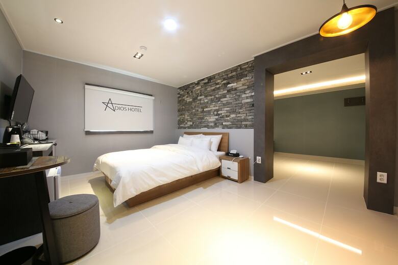 Adios Hotel