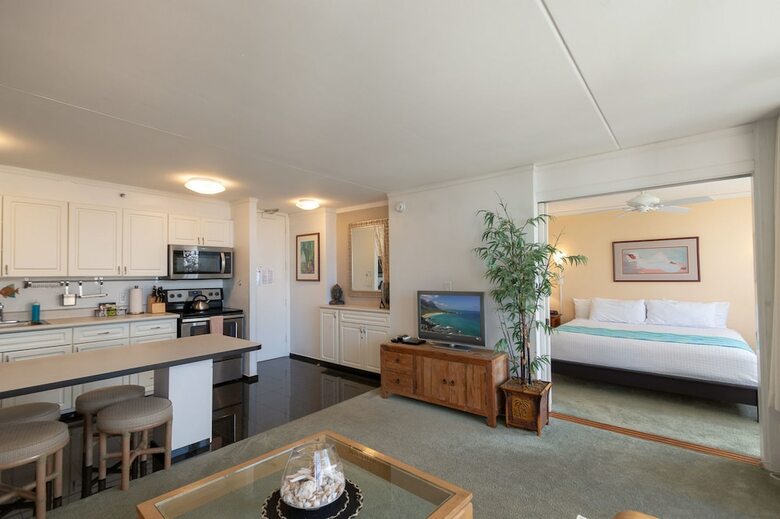 Waikiki Banyan - Partial Ocean View Tower 2 Suite 1204