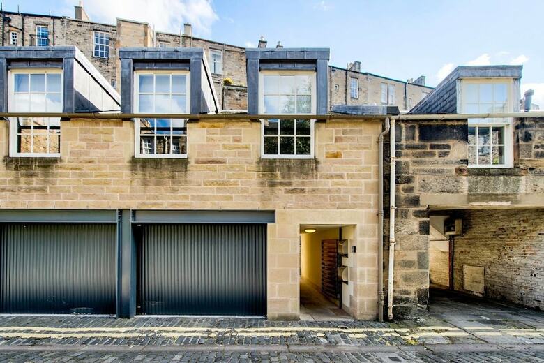 Quiet Mews Apartment In New Town
