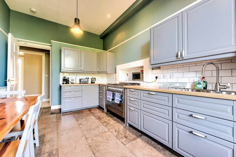 Bright And Spacious 4-bedroom Apart In Stockbridge