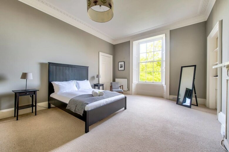 Bright And Spacious 4-bedroom Apart In Stockbridge