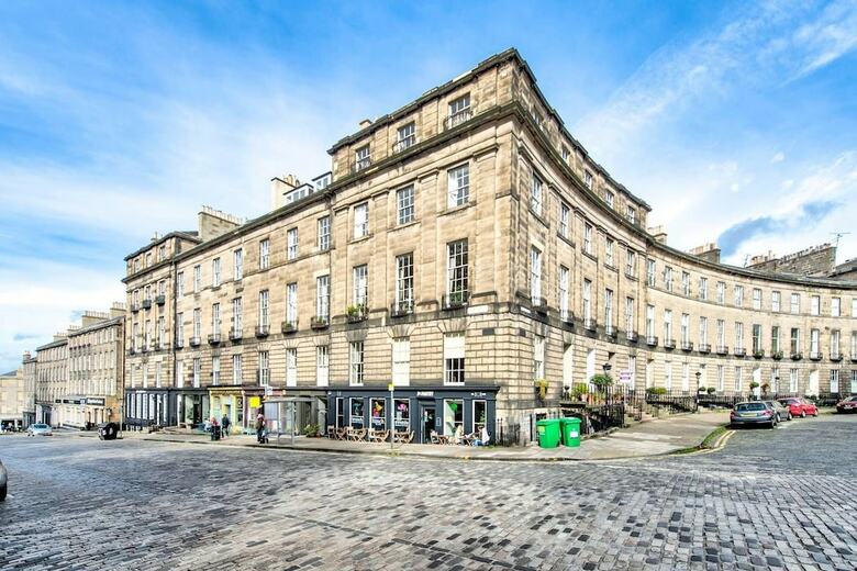 Bright And Spacious 4-bedroom Apart In Stockbridge