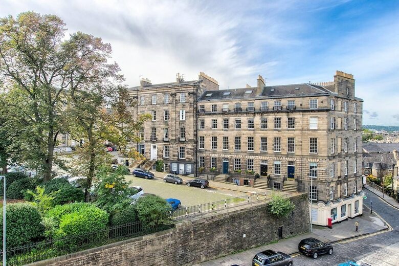 Bright And Spacious 4-bedroom Apart In Stockbridge