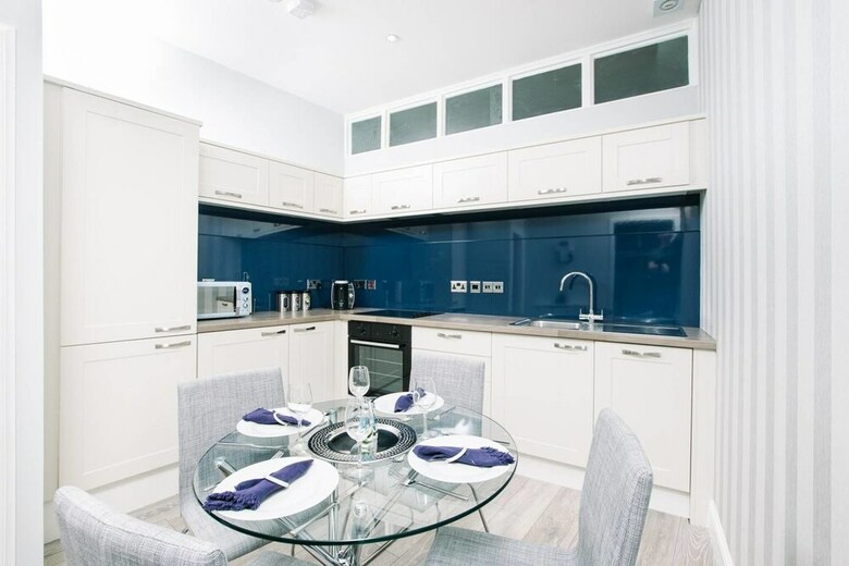 Stunning Old Town Apartment Next To The Station