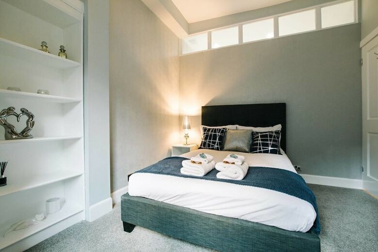 Stunning Old Town Apartment Next To The Station