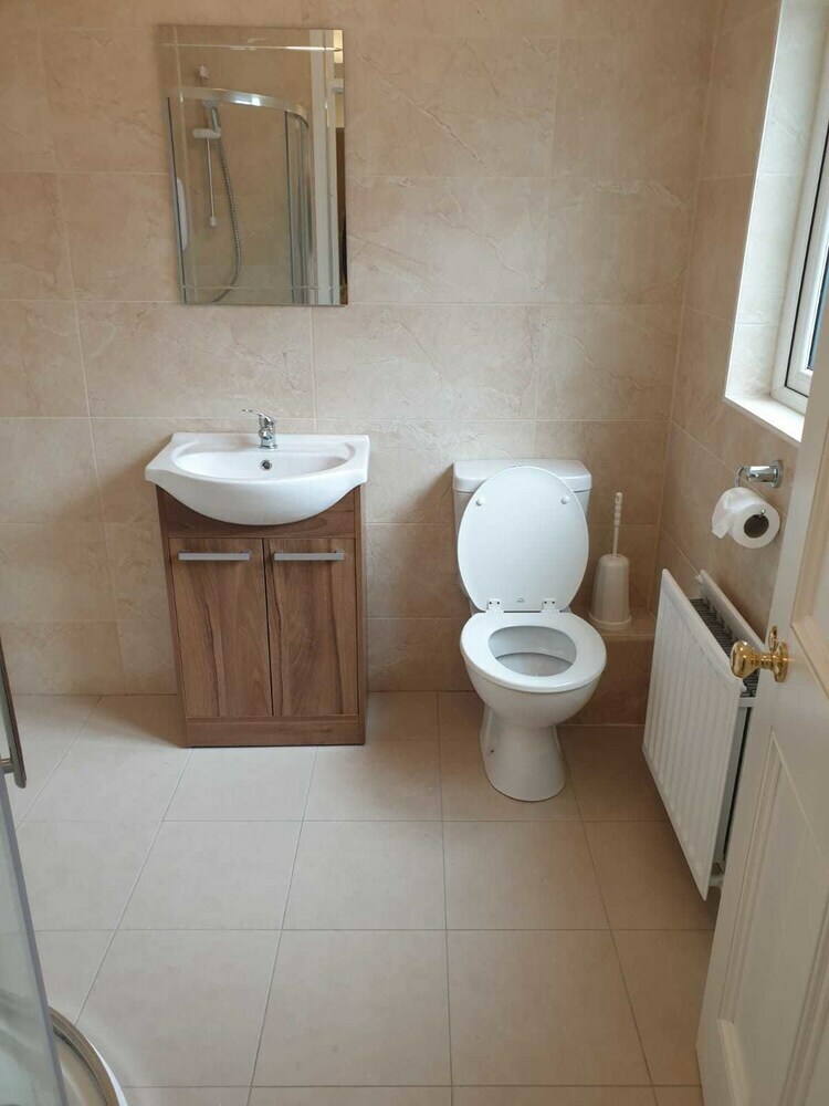 Newly Refurbished 3 Bed House Near City
