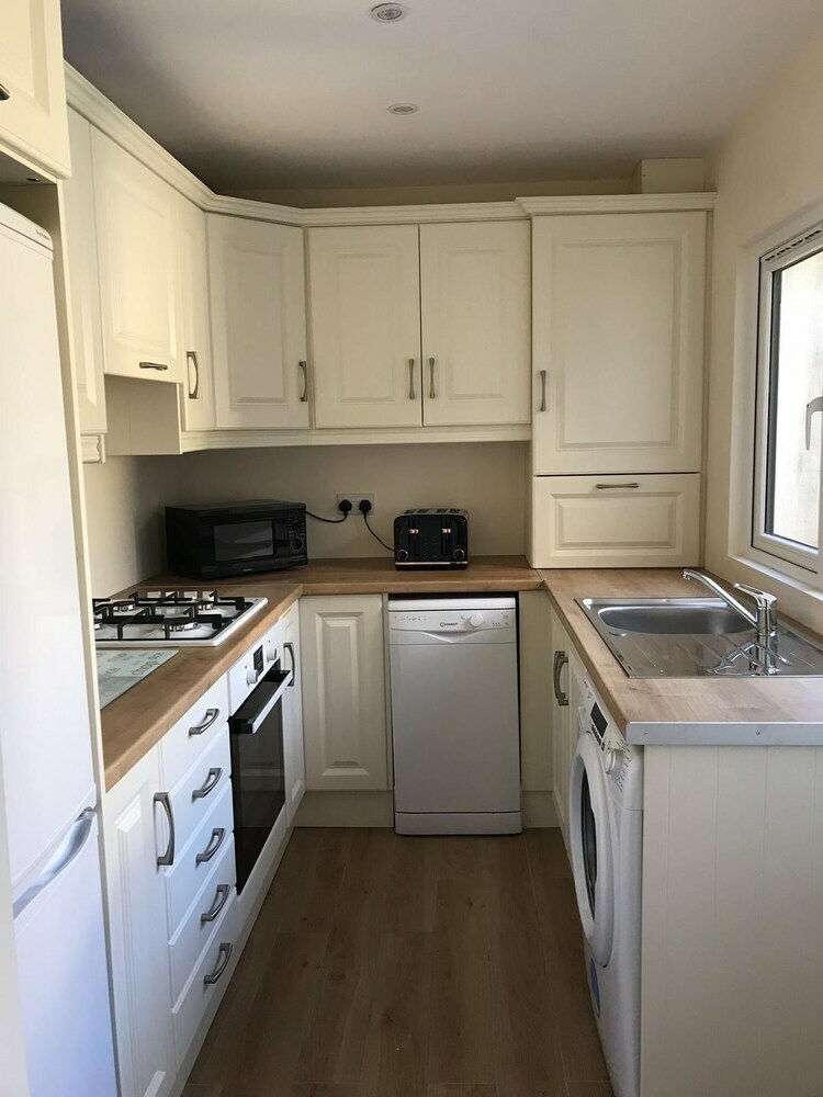Newly Refurbished 3 Bed House Near City