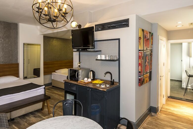 B Guest Hotel