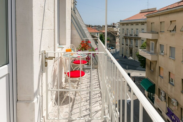 Bed & Breakfast Flos Luxury Rooms