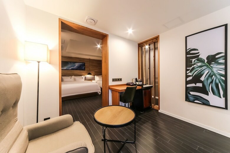 Gray 191 Hotel