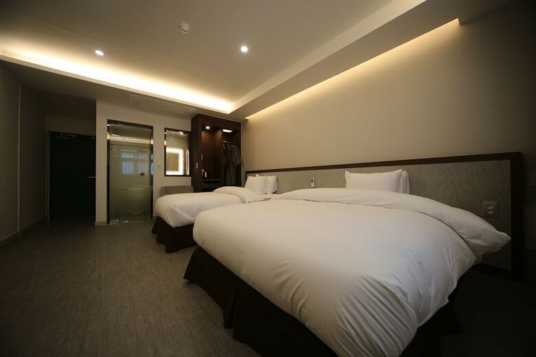Hotel J's
