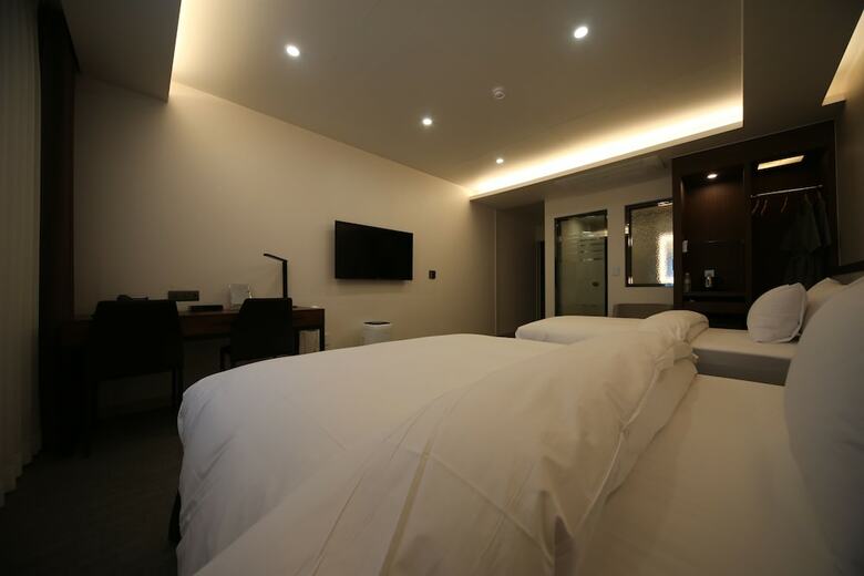 Hotel J's
