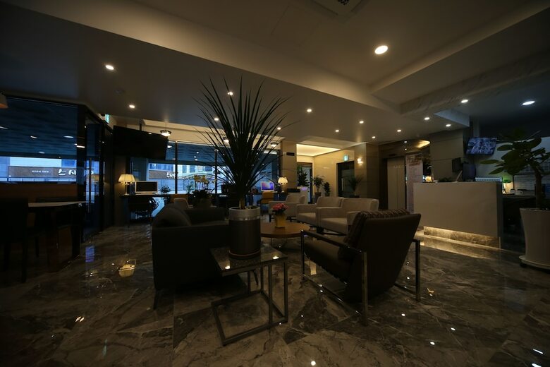 Hotel J's