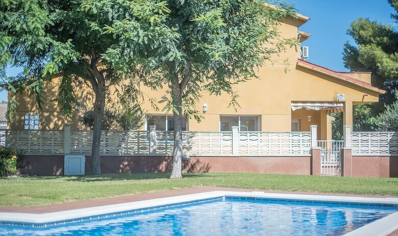 House Oliva 2 Km From The Beach (R76)