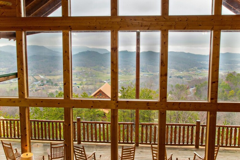 Swimming In The Clouds - Eight Bedroom Cabin