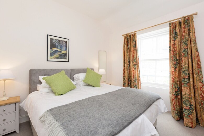 Contemporary Central Edinburgh Apartment